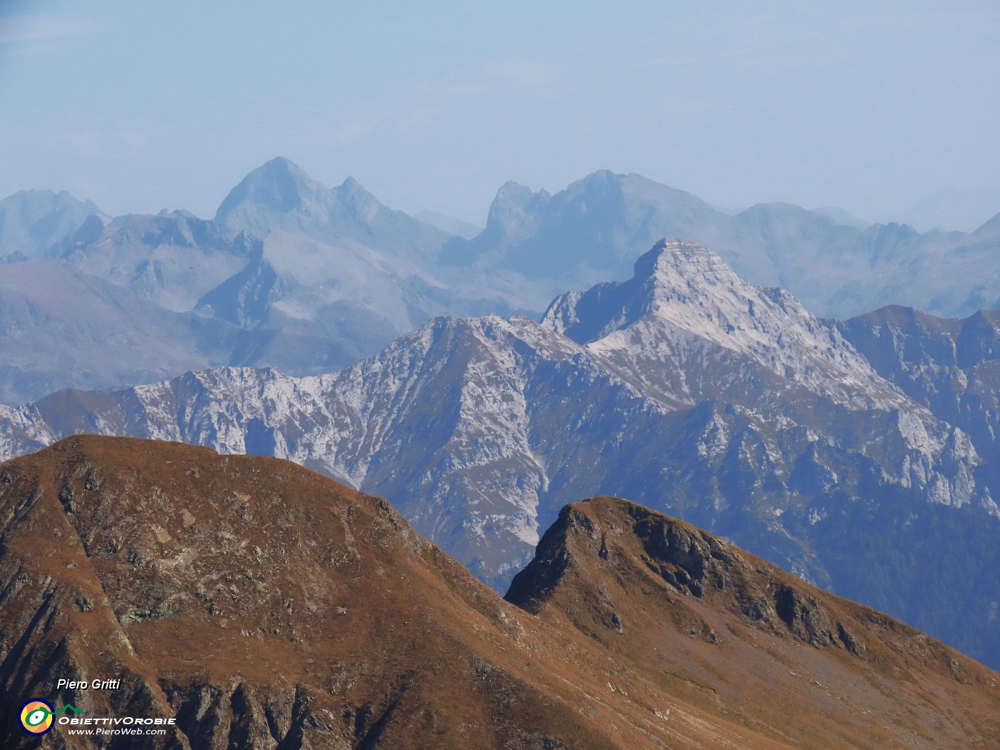 51 Se pur con leggera foschia zoom verso Pegherolo e Pizzo del Diavolo.JPG
